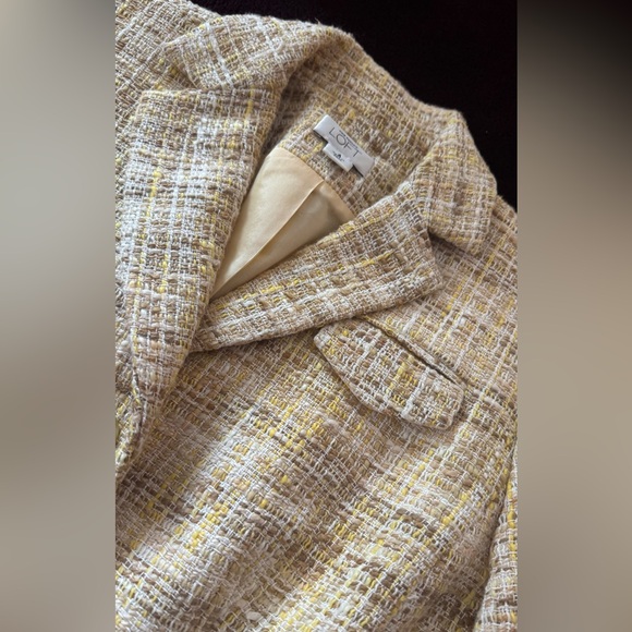 Cream Peplum Blazer with Tailored Silhouette and V-Neckline - Picture 4 of 5